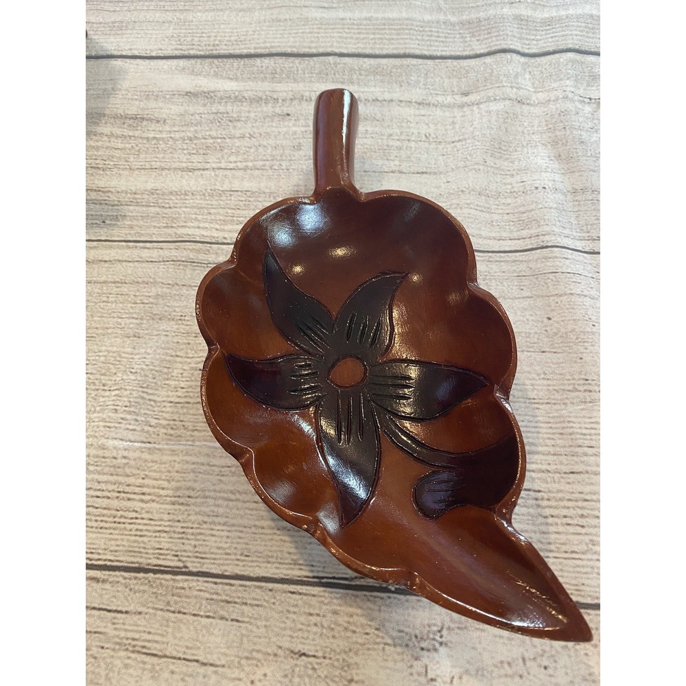 VTG LEAF SHAPED WOOD BOWL TWO TONED HAND CARVED NUT/CANDY DISH